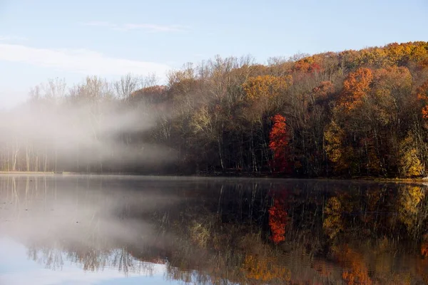 Teatown Gölü 'nü yansıtan yeşil tepelerin güzel manzarası New York' ta dumanla kaplı.
