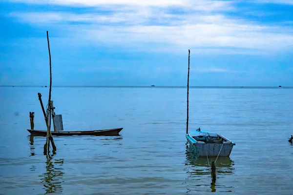 Eine Faszinierende Szene Von Holzbooten Violetten Wasser Der Inseln Batam — Stockfoto