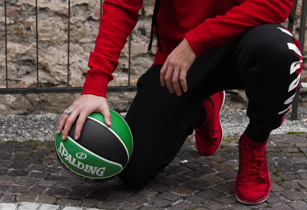 Male Model Wearing Fashionable Air Jordan Shoes Sweatpants Photoshoot — Stock Photo, Image