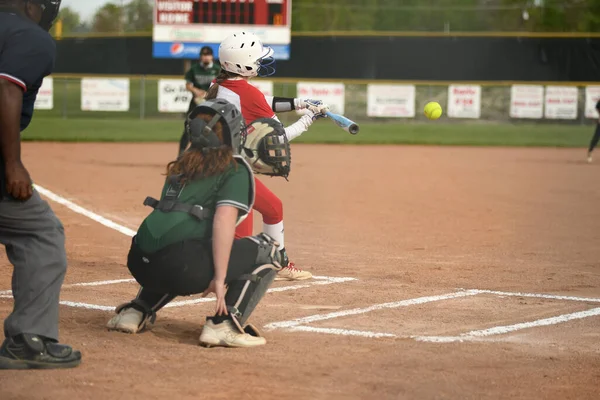 Een Blik Een Team Van Vrouwelijke Softbalsters Speeltuin Die Bal — Stockfoto