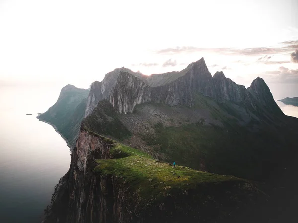 Krásné Útesy Ostrova Senja Obklopený Vodami Atlantiku Turistou Šplhání — Stock fotografie