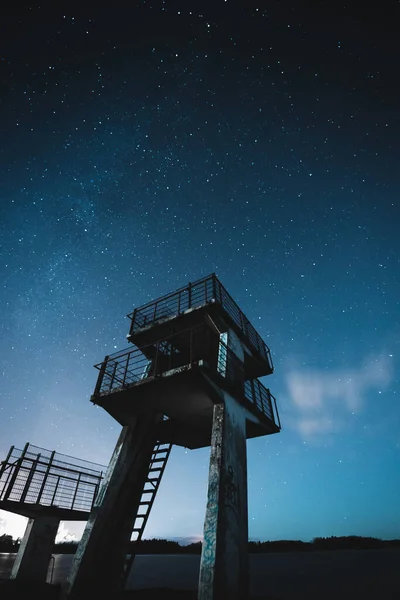 Parlayan Yıldızlarla Dolu Mavi Gökyüzüne Karşı Iki Katlı Bir Binanın — Stok fotoğraf