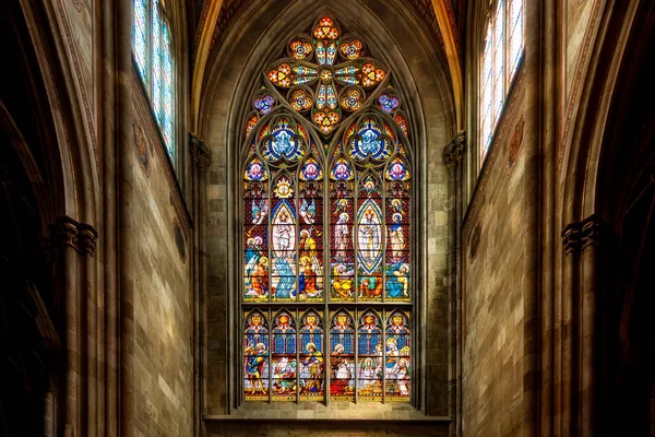 Kaunis Lasimaalaus Kaari Ikkuna Kirkossa — kuvapankkivalokuva