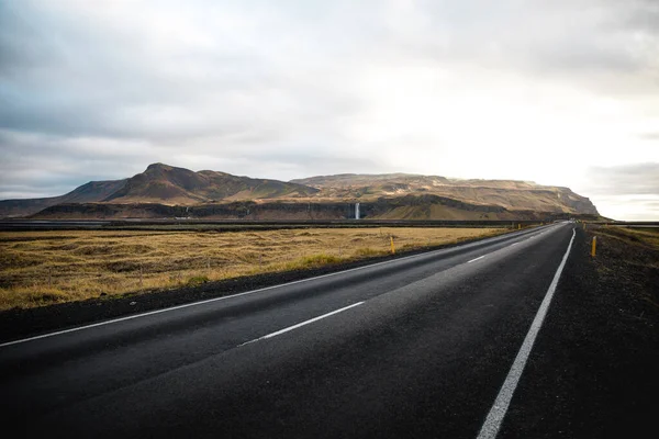 Beautiful View Asphalt Road Way Green Meadows Rocky Hills Light — Stock Photo, Image