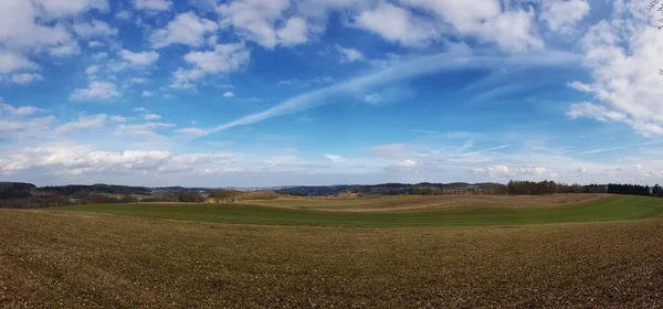 Panoramatický Záběr Velkých Zelených Polí Proti Zamračené Modré Obloze Obzoru — Stock fotografie
