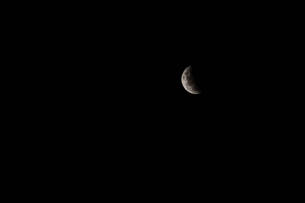 在漆黑的夜空中 月亮的美丽景色 — 图库照片