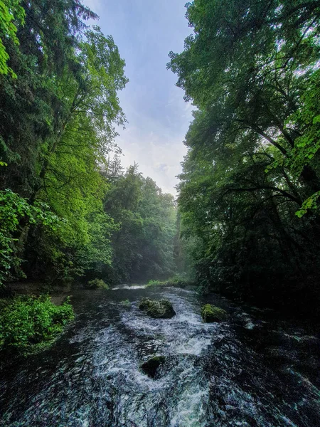 Bulutlu gökyüzünün altında güzel bir manzara.