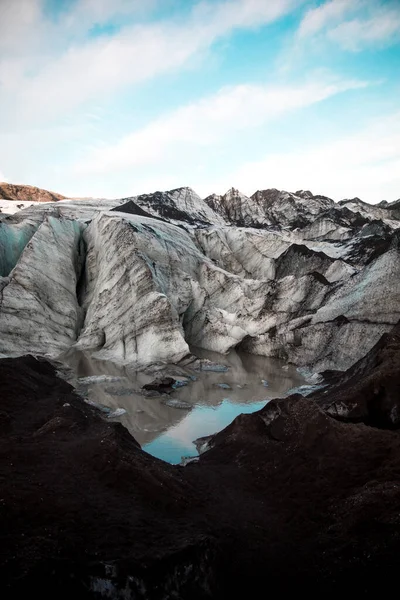 Uma Bela Paisagem Vista Vertical Brilhante Refletindo Água Lago Colinas — Fotografia de Stock