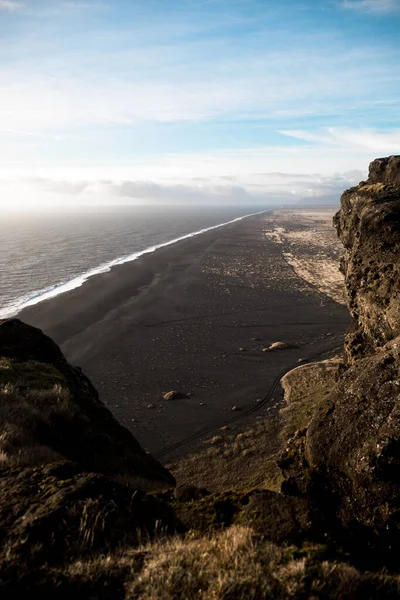 Plano Vertical Una Playa Arena Negra Islandia Sobre Fondo Hermoso —  Fotos de Stock