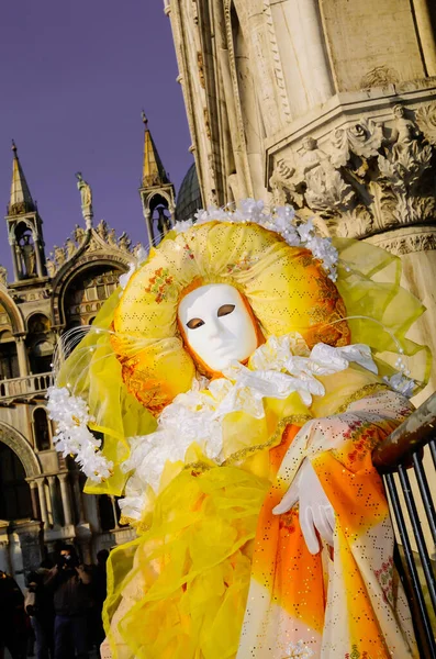 威尼斯狂欢节上一个穿着服装的人的纵向照片 — 图库照片