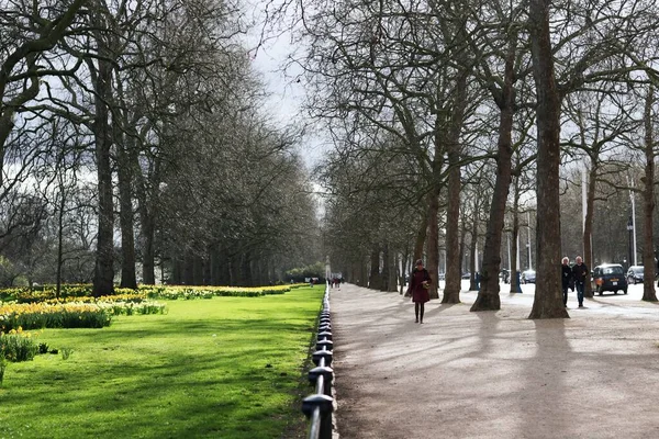 春の間のロンドンの契約公園 — ストック写真