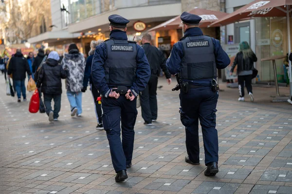 Vista Trasera Dos Policías Una Calle Comercial Dortmund Alemania —  Fotos de Stock