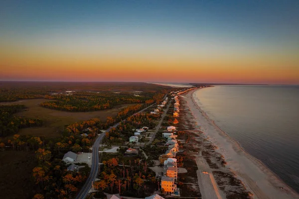 美丽的落日下 一张佛罗里达和海洋的高角照片 — 图库照片