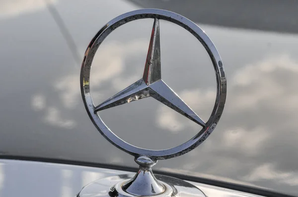 Eski Arabanın Kaputunda Mercedes Benz Yıldız Logosu Var — Stok fotoğraf