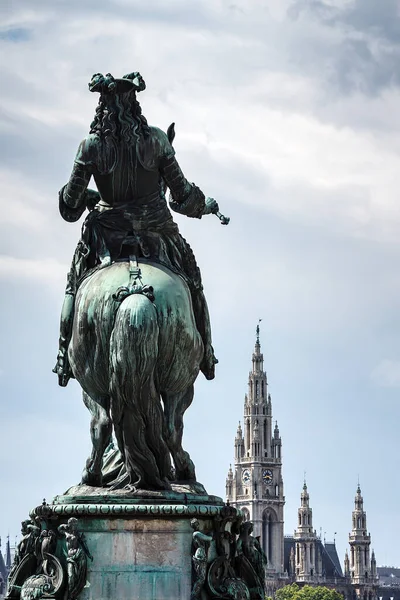 Статуя Зданием Мэрии Вены Заднем Плане Австрии — стоковое фото