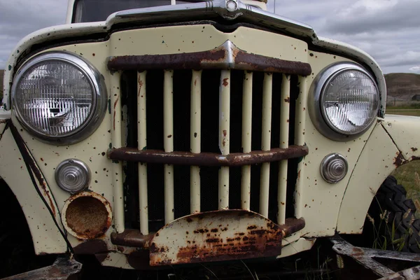 Primer Plano Una Parte Delantera Viejo Camión Blanco Oxidado Estacionado — Foto de Stock