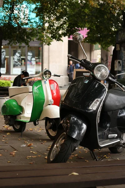 Varşova 'da caddeye park edilmiş iki eski motosikletin dikey yakın çekimi..