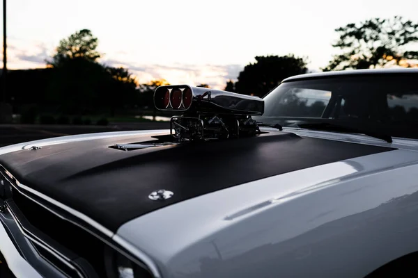 Eine Hochwinkelaufnahme Eines Retro Autos Bei Sonnenuntergang — Stockfoto