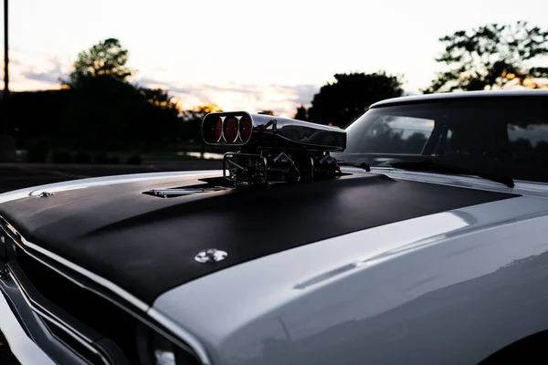 Una Toma Ángulo Alto Coche Retro Atardecer —  Fotos de Stock