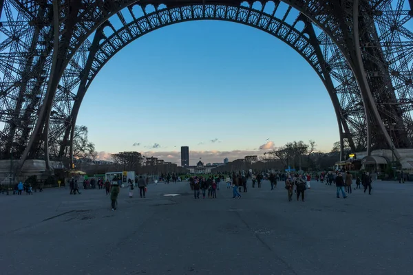 Некоторые Туристы Стоят Эйфелевой Башней Париже — стоковое фото