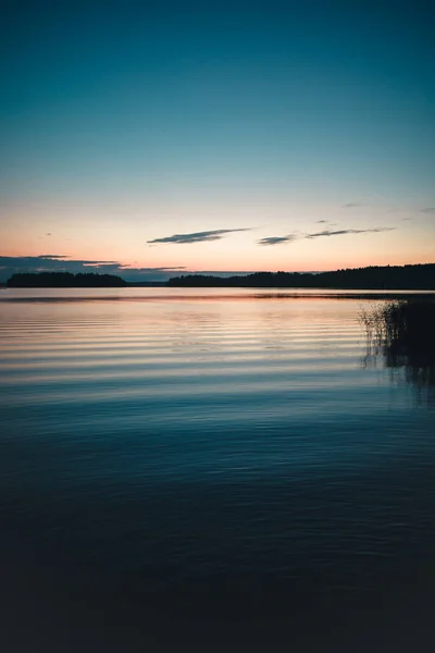 Uma Vertical Lago Tranquilo Que Reflete Uma Costa Rochosa Coberta — Fotografia de Stock