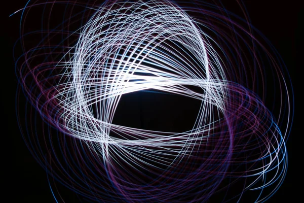 暗い背景に回転する白い螺旋のデジタルレンダリング — ストック写真
