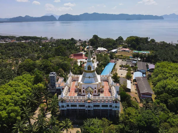 Vista Panorâmica Wat Laem Sak Rodeada Por Vegetação Junto Mar — Fotografia de Stock