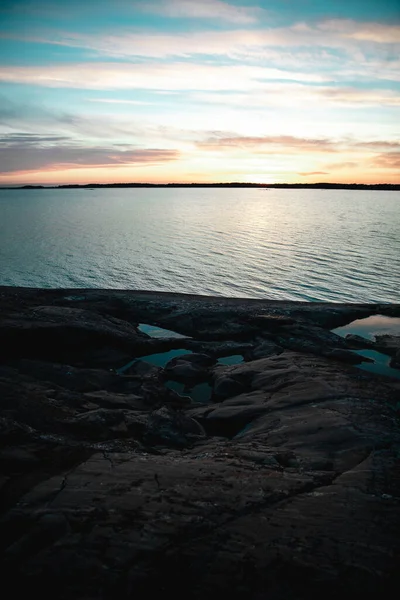Eine Vertikale Aufnahme Des Sonnenuntergangs Der Finnischen Küste Der Nähe — Stockfoto