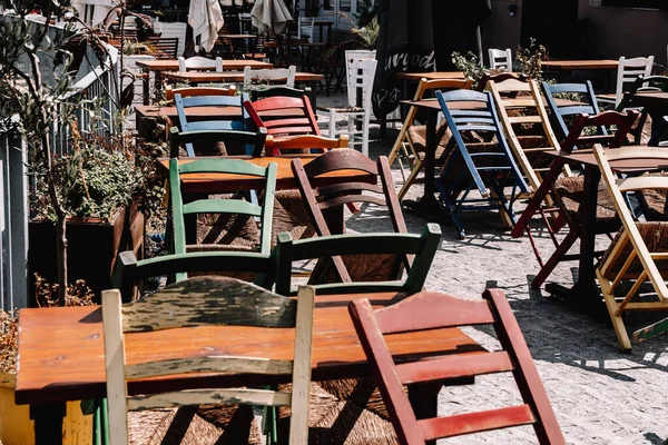 晴れた日にギリシャのクレタ島の公園でテーブルと椅子の屋外ビュー — ストック写真