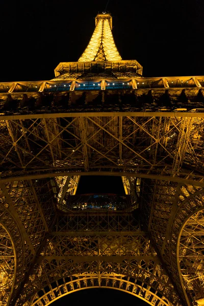 Vista Noturna Vertical Baixo Ângulo Torre Eiffel Partir Dos Jardins — Fotografia de Stock