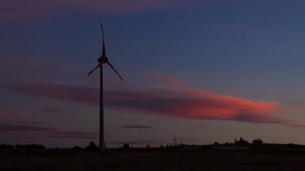 在智利的巴塔哥尼亚 Carretera Austral Aysen Coyhaique拍摄的一个风力涡轮机的轮廓 — 图库照片