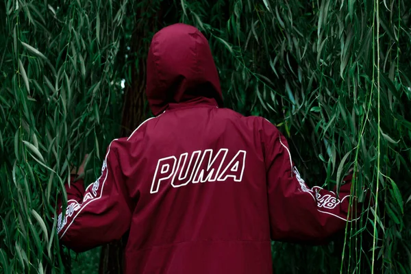 Rückansicht Eines Männlichen Models Das Einer Roten Modischen Puma Jacke — Stockfoto