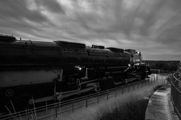 Szary Strzał Union Pacific Big Boy Lokomotywa Wystawie Przeciw Zachmurzone — Zdjęcie stockowe