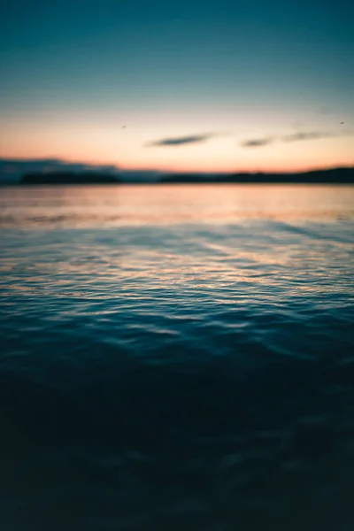 Uma Bela Paisagem Águas Profundas Escuras Mar Pôr Sol — Fotografia de Stock