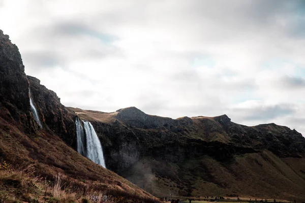 Une Vue Panoramique Cascade Seljalandsfoss Contre Ciel Nuageux Bleu Pendant — Photo