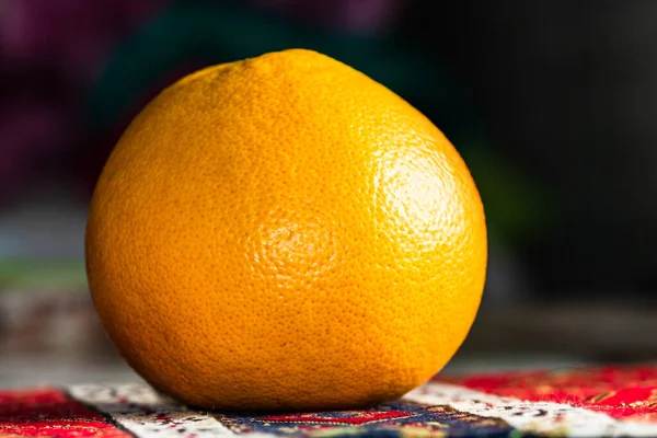テーブルの上にオレンジの果物 健康的な果物 — ストック写真
