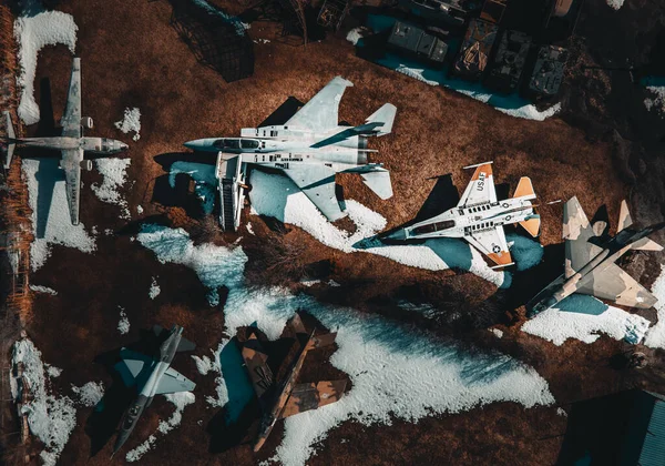 Μια Κορυφαία Άποψη Του Στρατιωτικού Αεροσκάφους Που Κάθεται Στην Αυλή — Φωτογραφία Αρχείου
