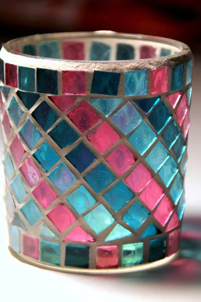 透明な正方形の形をしたガラスカップの垂直閉鎖 — ストック写真