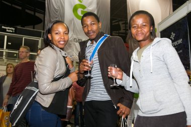 Yemek ve Şarap Fuarında eğlenen ziyaretçilerin yakın çekimi