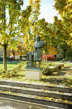 Parktaki heykelin dikey görüntüsü.