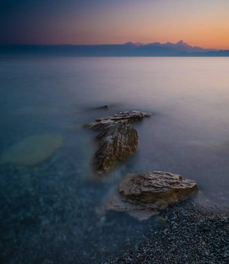 Deniz ve kayaların manzarası. Uzun pozlama alanı.