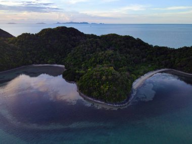 Tayland 'da dağlarla çevrili güzel bir okyanus manzarası