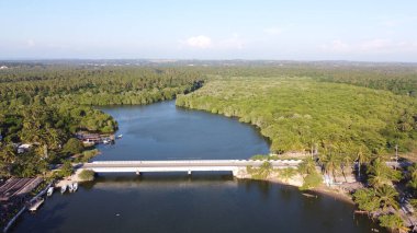 Gölün üzerindeki bir köprünün havadan görüntüsü.
