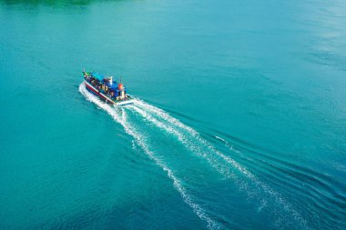 Batam, Endonezya 'daki bir geminin yüksek açılı görüntüsü.