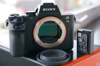 Sony A7ii aynasız kamera görüntüsü sensörü açık.