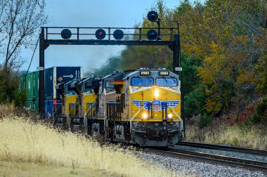 Union Pacific, BNSF 'nin sinyal köprüsü altında.