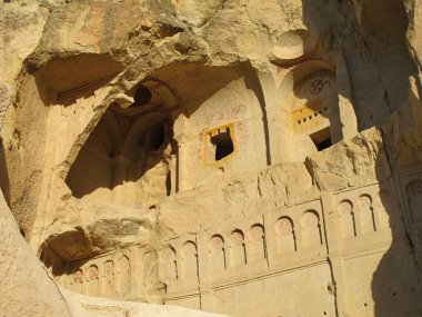 Kapadokya 'daki mağara yerleşimlerinin fotoğrafı, eşsiz bir arkeolojik alan.