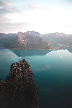 Arka planda okyanus olan bir uçuruma yakın çekim.