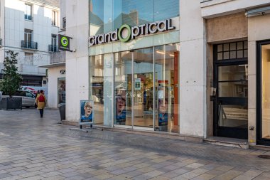 GRAND OPTICAL Fransa 'da bir caddedeki mağaza cephesi