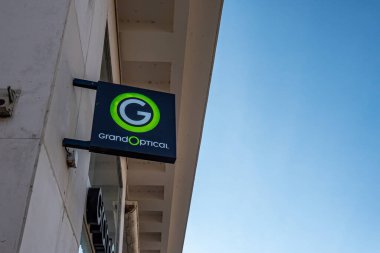 Büyük Optik Optik Mağaza logosunun yakın plan fotoğrafı.